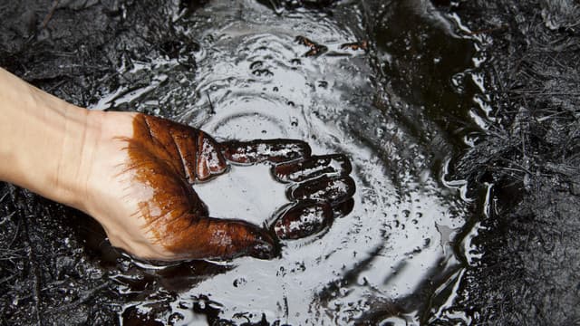 Analisis Mendalam: Ketika Geopolitik Mengguncang Pasar Minyak Global dan Dampak Rantainya