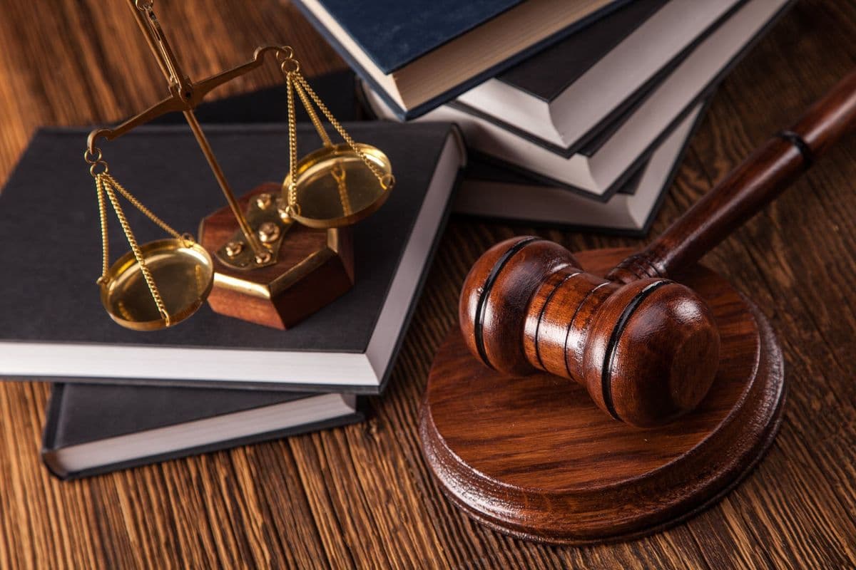 Mengapa Hukum Sering Terasa Asing? Membongkar Jarak Antara Aturan dan Kesadaran Kolektif