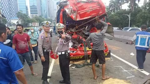Membedah Rantai Tabrakan di Tol Dalam Kota: Pelajaran Sistemik dari Sebuah Jumat Sore