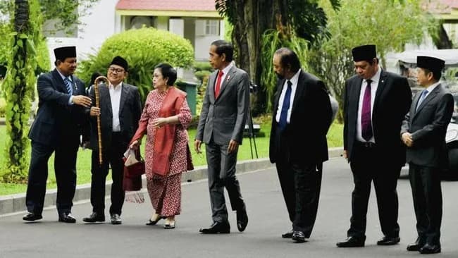 Pelukan Koalisi dan Denyut Demokrasi: Peta Politik Indonesia yang Perlu Kita Cermati Bersama